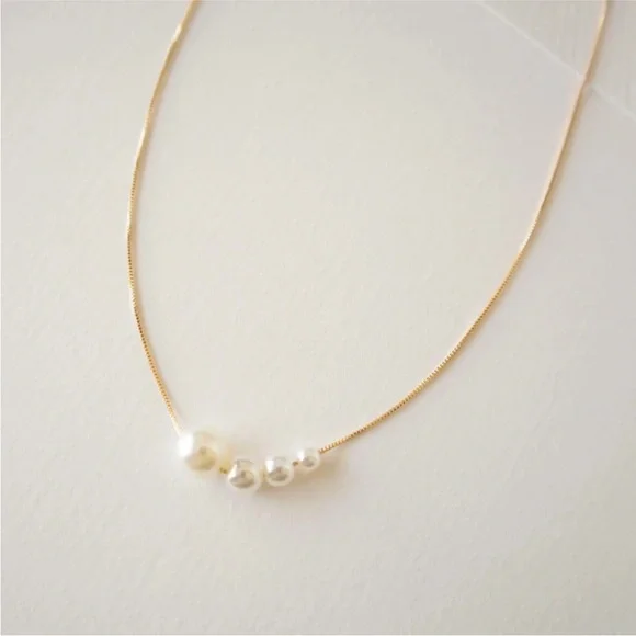 NWOT Pearl Gold Necklace - Picture 2 of 3